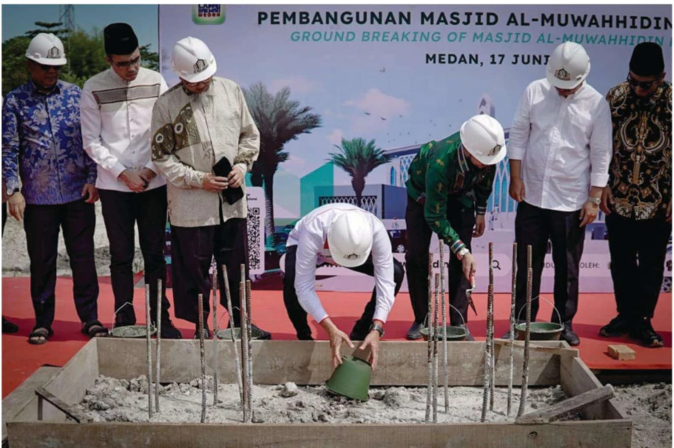 Prosesi peletakan batu pertama Masjid Al-Muwahhidin